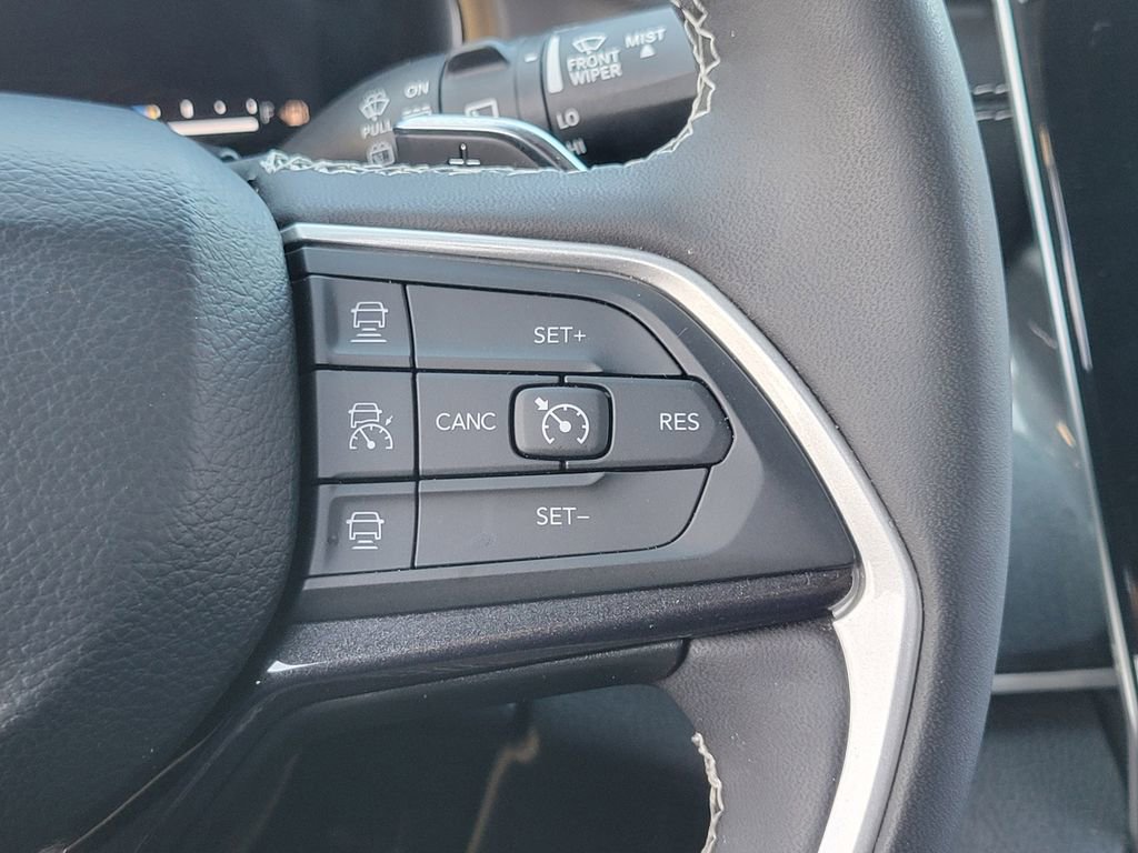 Used 2023 Jeep Grand Cherokee L Laredo image 6