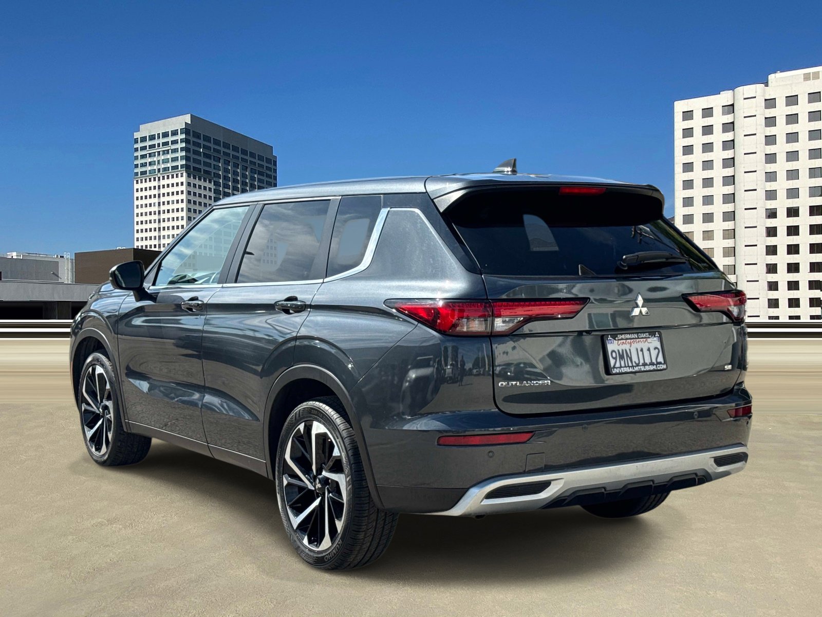 Used 2024 Mitsubishi Outlander AWD image 3
