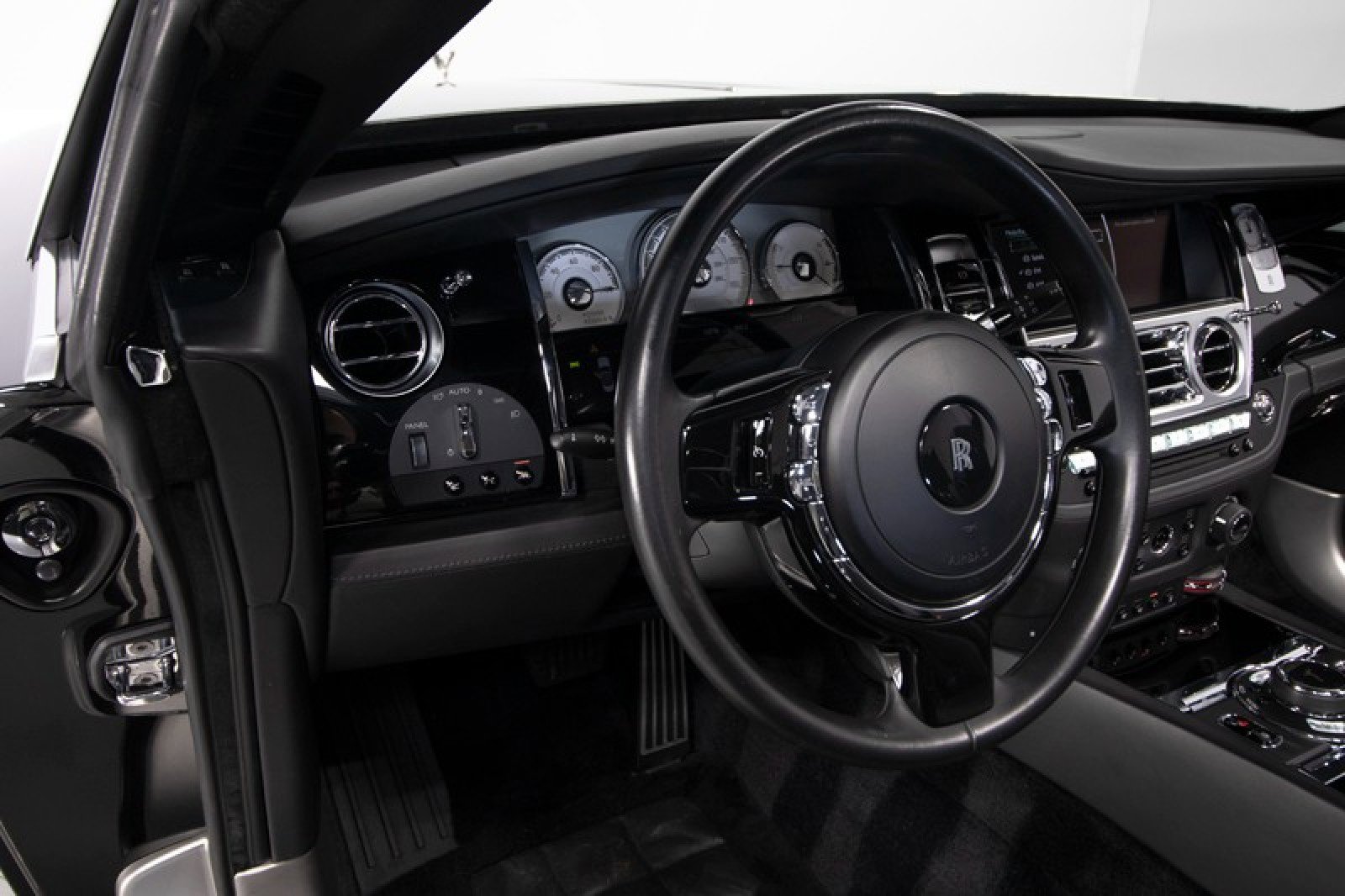 Used 2018 Rolls-Royce Dawn image 23