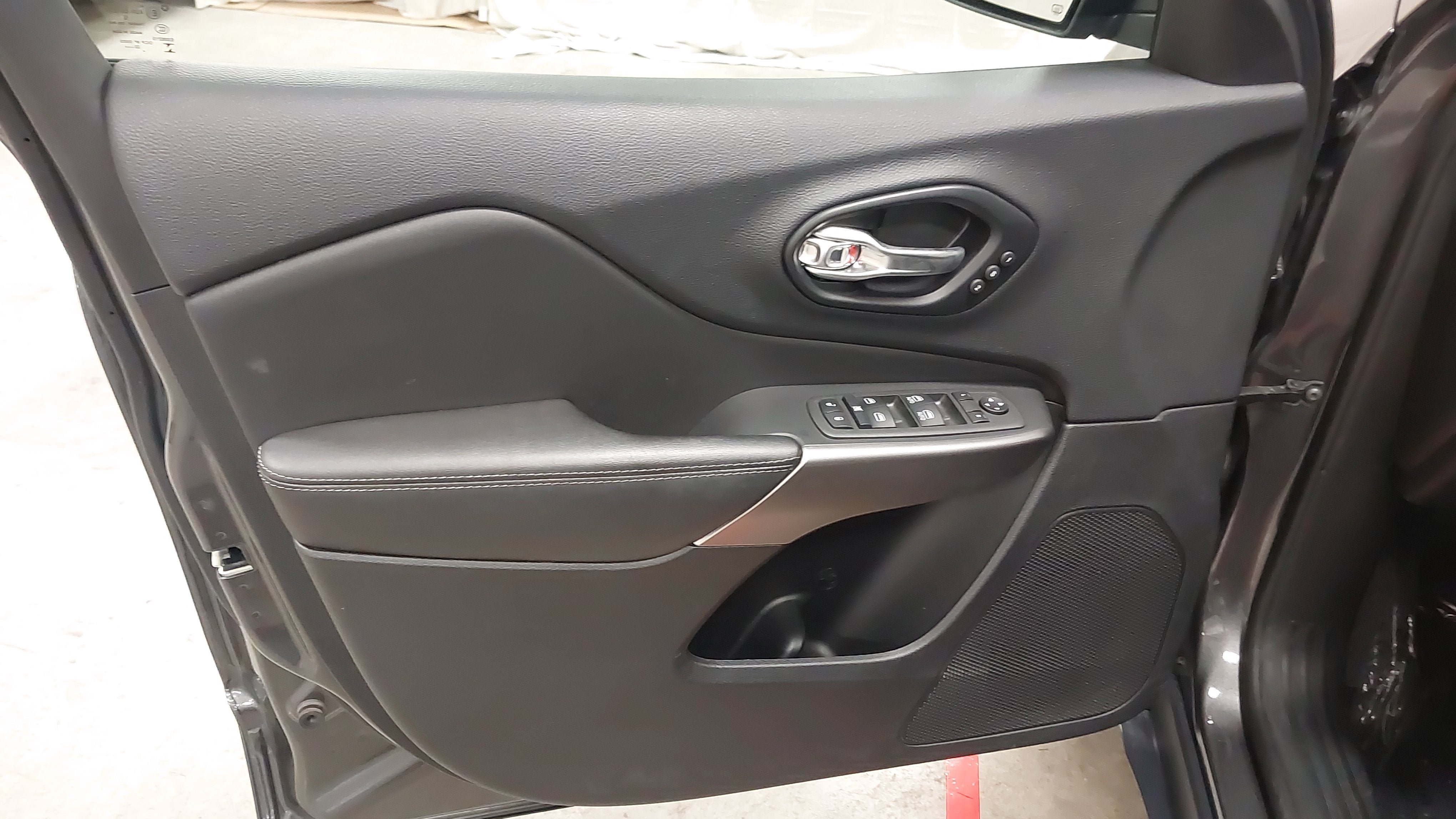 Used 2022 Jeep Cherokee Limited AWD/4WD image 24