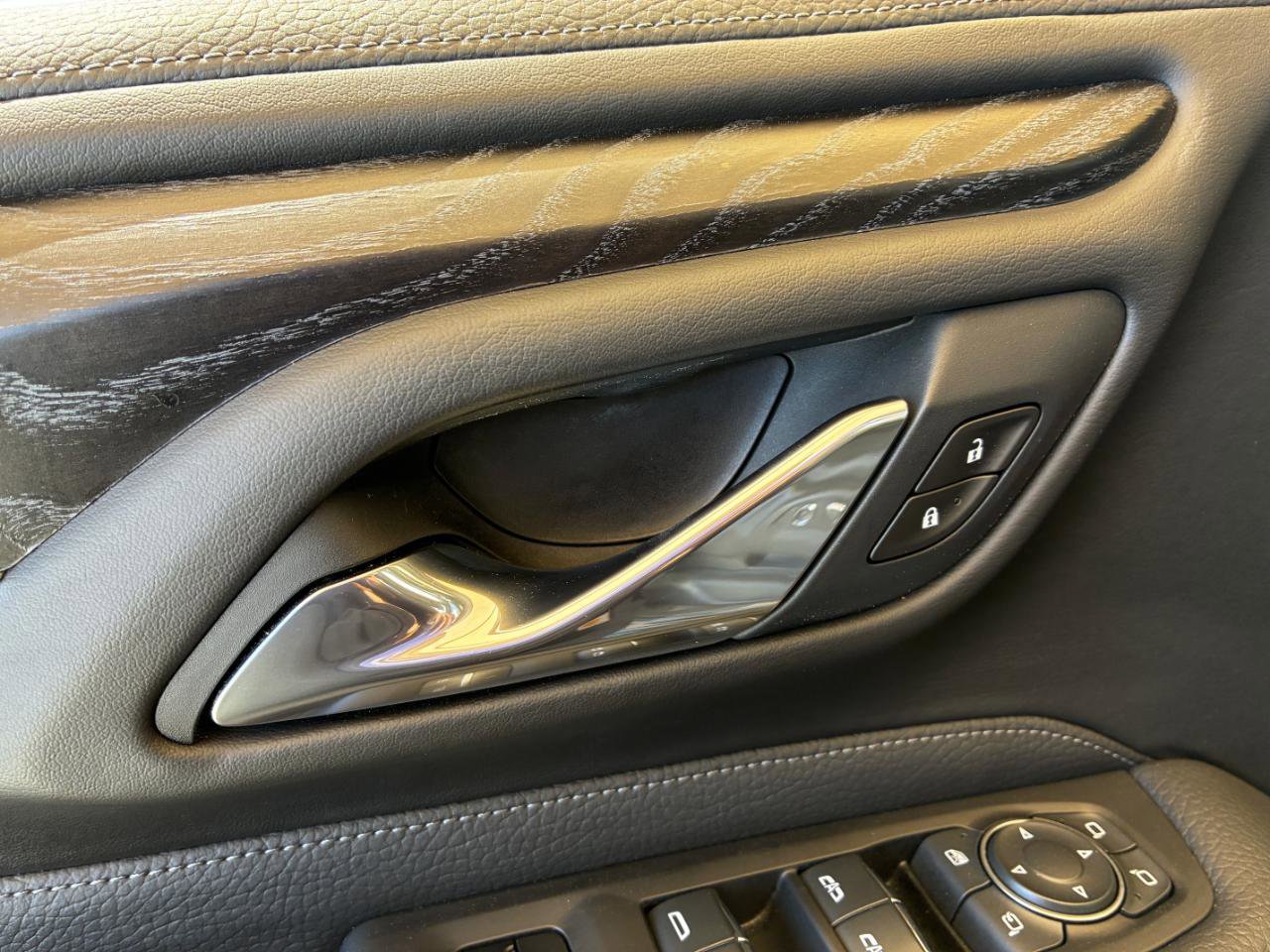 Used 2021 GMC Yukon XL Denali w/ Denali Premium Package image 10