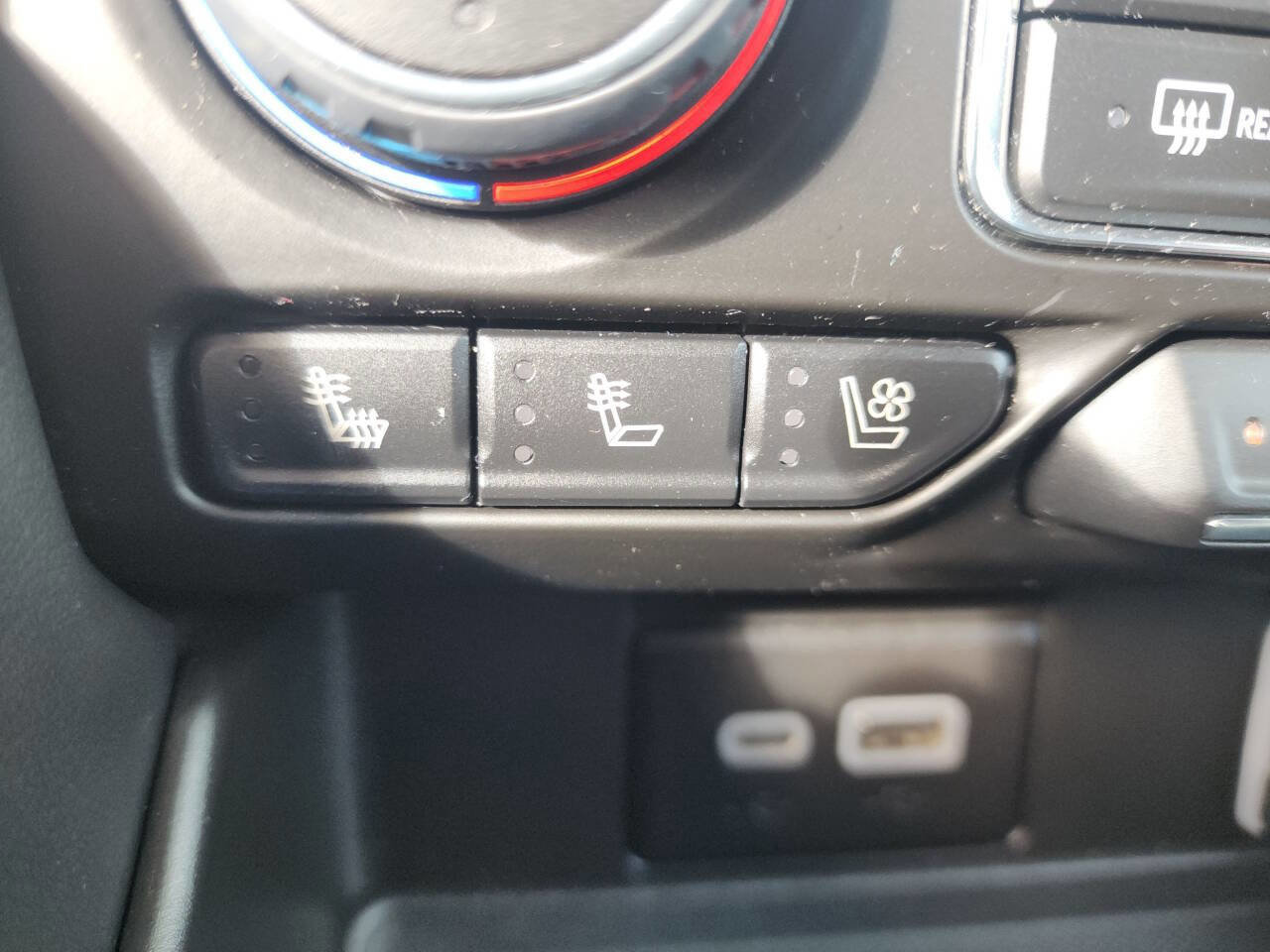 Used 2023 Chevrolet Suburban Premier image 36