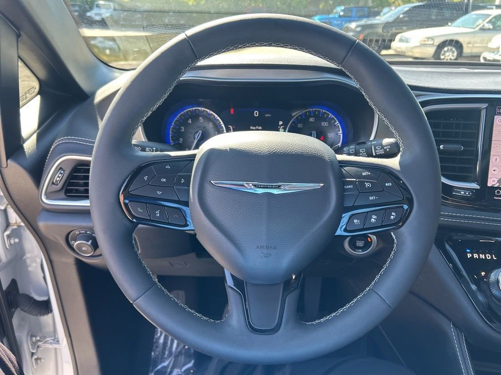 Used 2024 Chrysler Pacifica Limited w/ S Appearance Package image 15