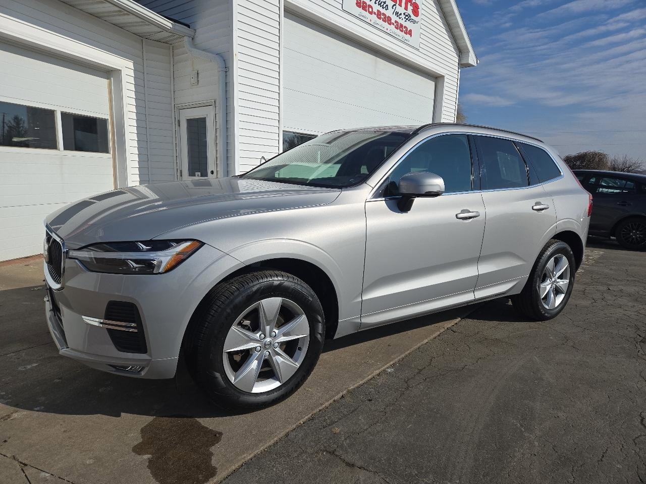 Used 2022 Volvo XC60 B5 Momentum image 1