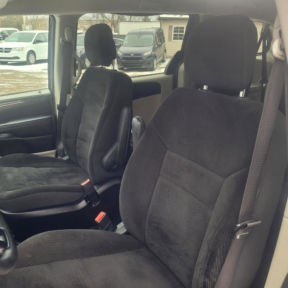 Used 2019 Dodge Grand Caravan SE w/ UConnect Hands-Free Group image 12