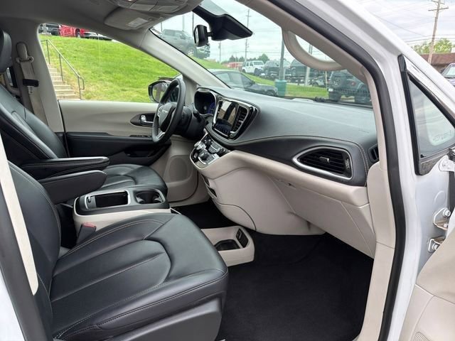 Used 2024 Chrysler Pacifica Limited FWD image 33