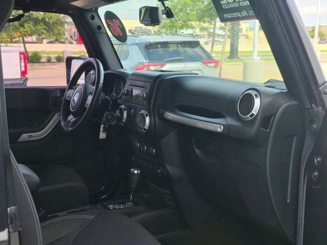 Used 2016 Jeep Wrangler Sahara w/ Connectivity Group AWD/4WD image 12