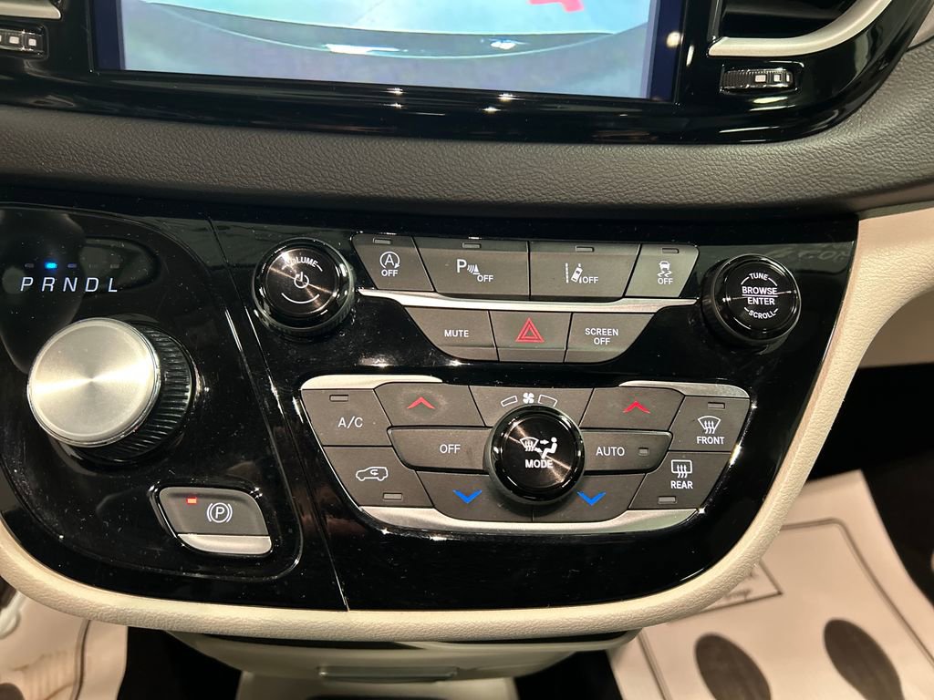 Used 2024 Chrysler Pacifica Touring-L FWD image 19