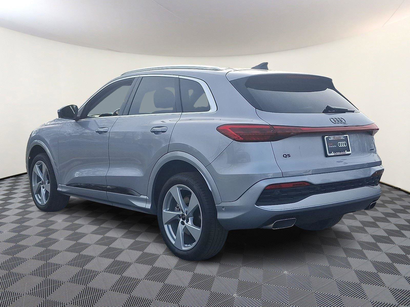 Used 2025 Audi Q5 Premium Plus w/ Premium Plus AWD/4WD image 4