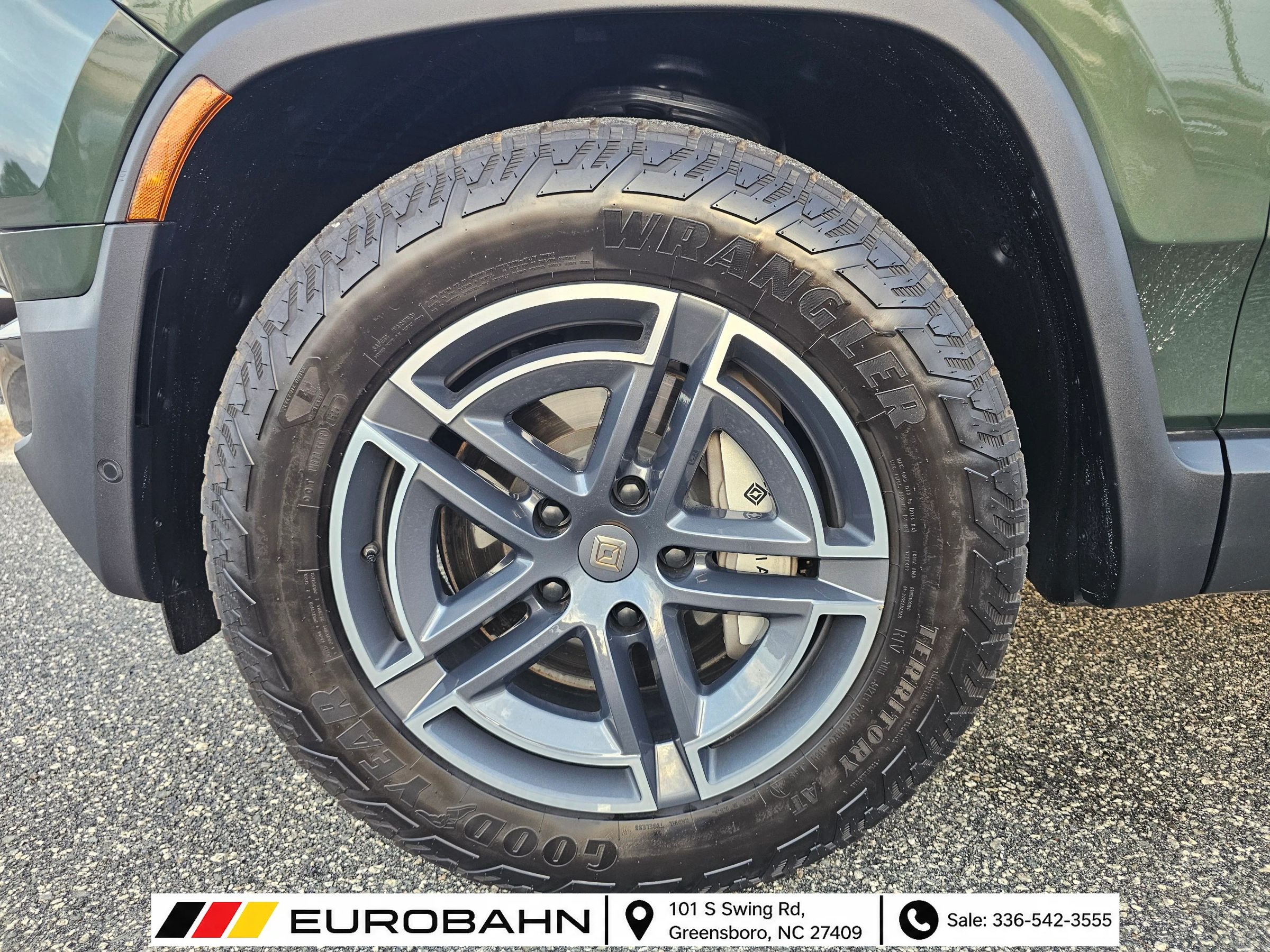 Used 2025 Rivian R1S Adventure Dual AWD/4WD image 37