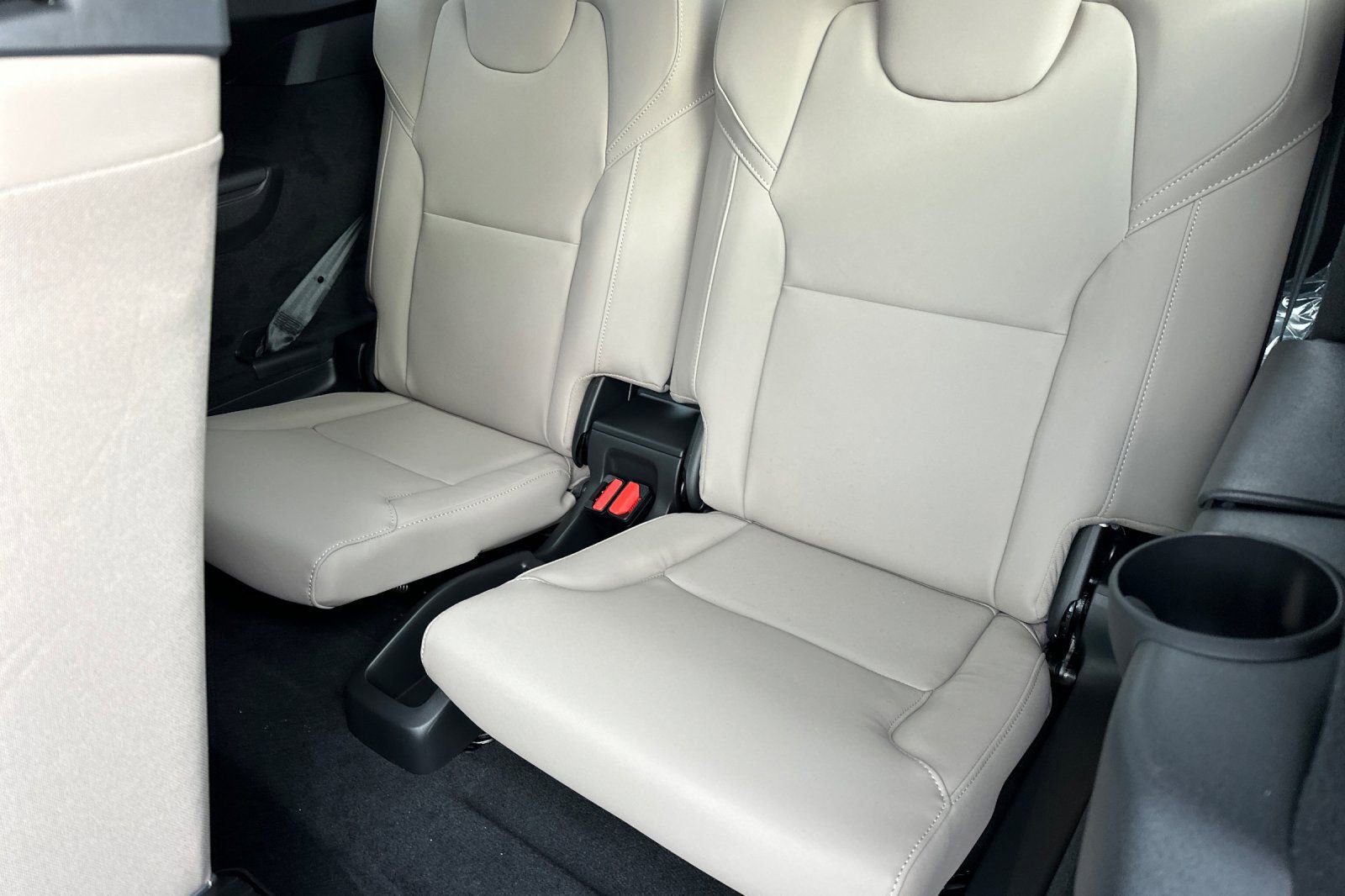 New 2026 Volvo XC90 T8 Plus w/ Protection Package Premier image 14