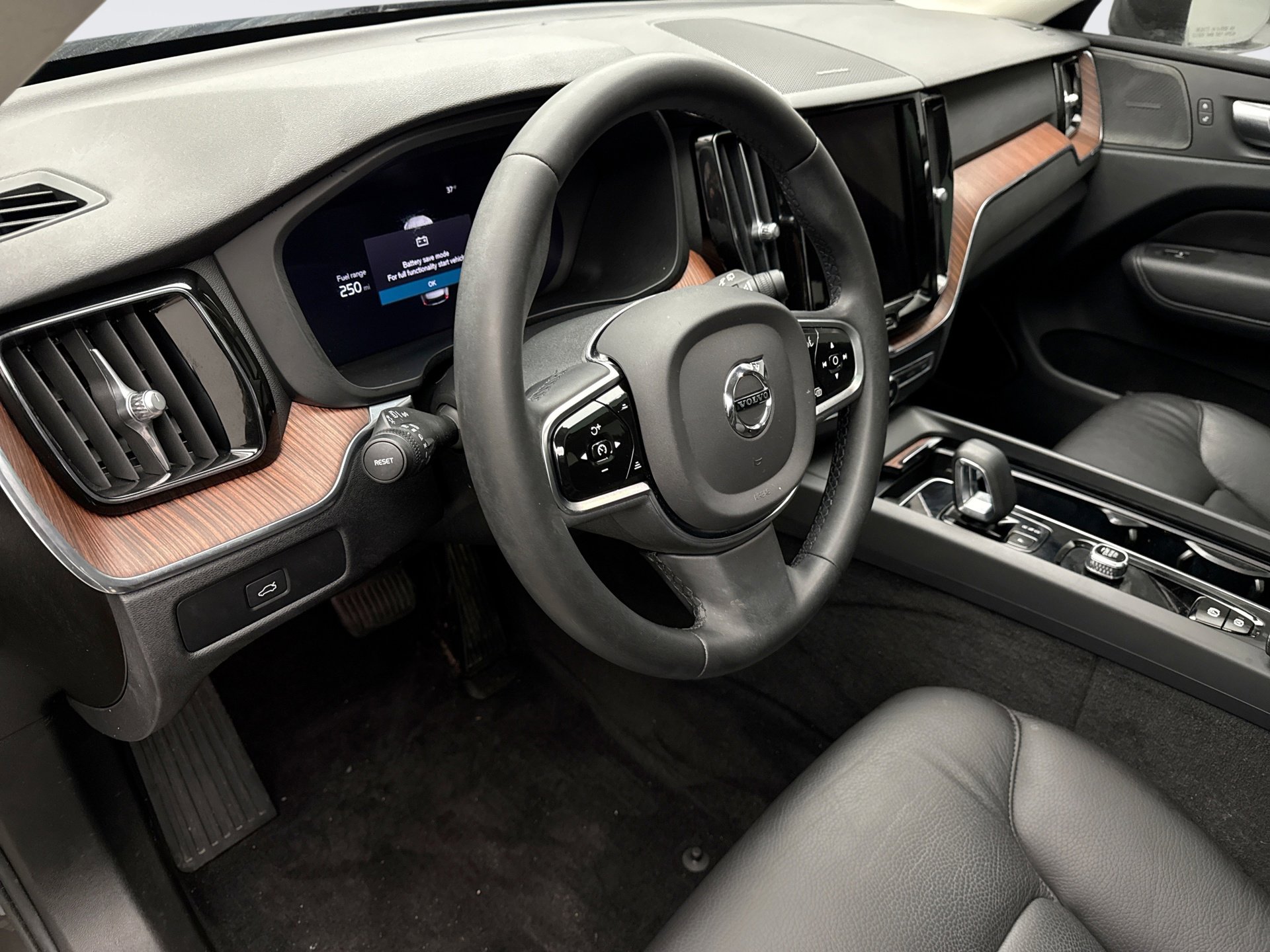 Used 2023 Volvo XC60 B5 Plus w/ Protection Package Premier image 11