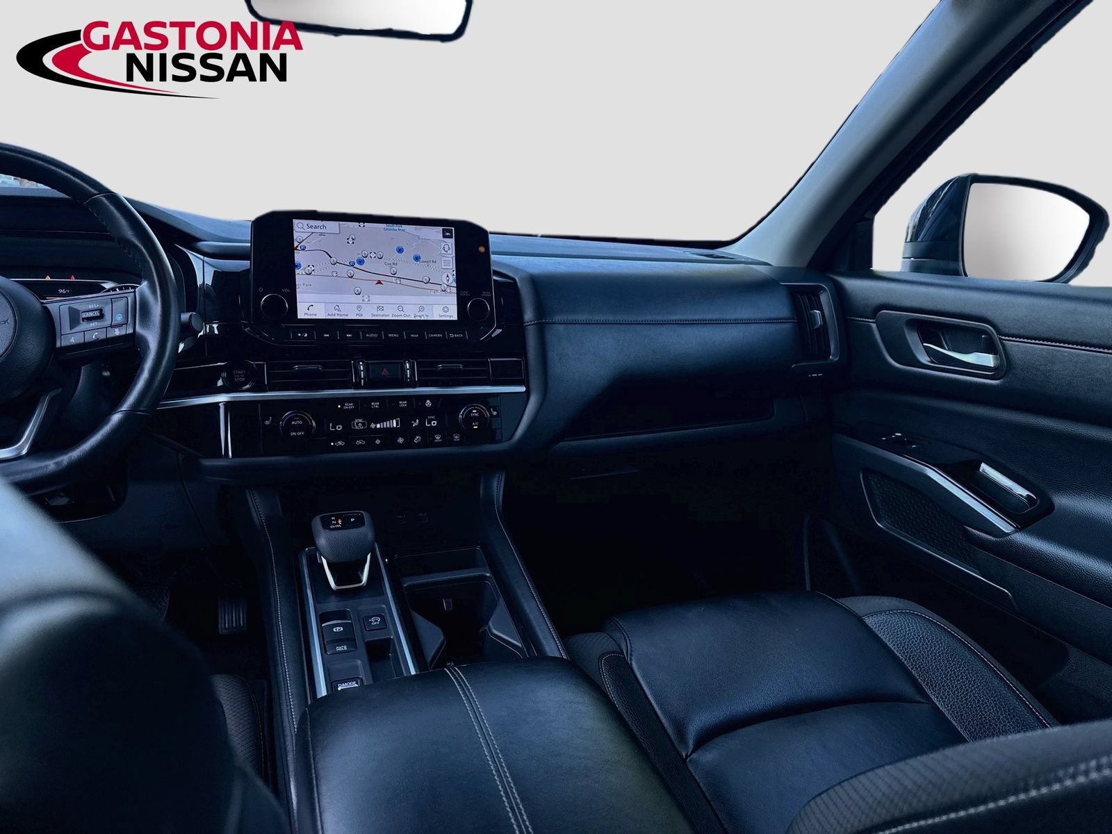 Used 2025 Nissan Pathfinder SL FWD image 31