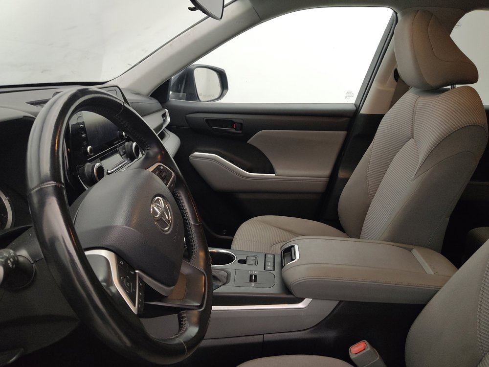 Used 2022 Toyota Highlander LE FWD image 17