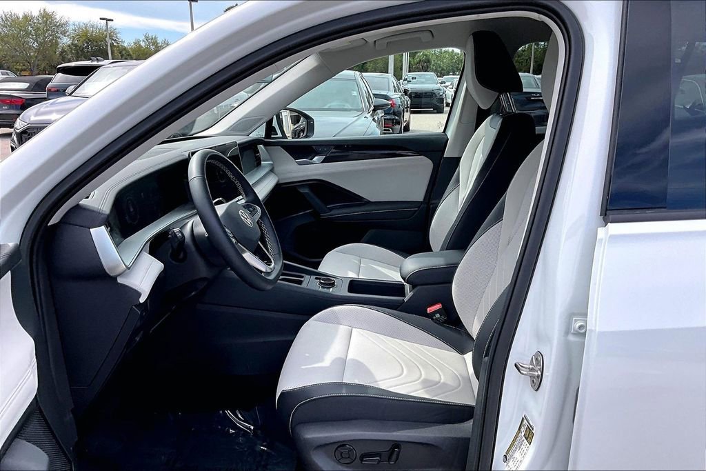 Certified 2025 Volkswagen Tiguan SE image 21