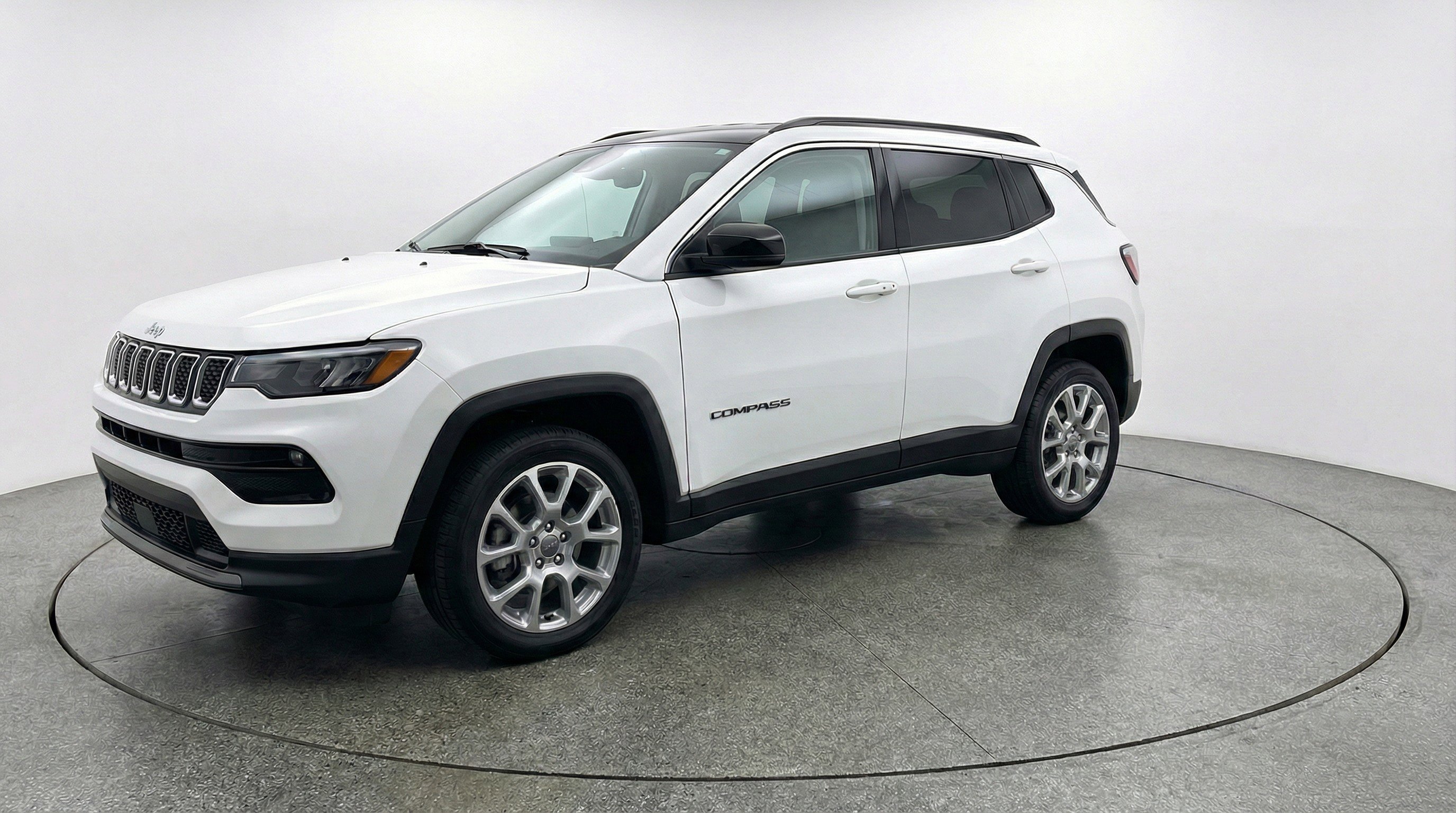 Used 2025 Jeep Compass Limited AWD/4WD image 3