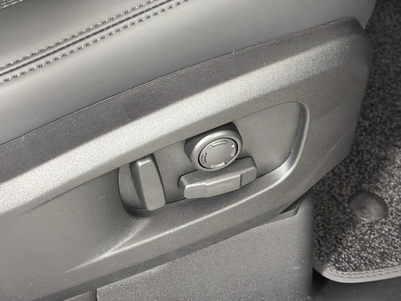 New 2026 Land Rover Defender 110 X-Dynamic SE image 33