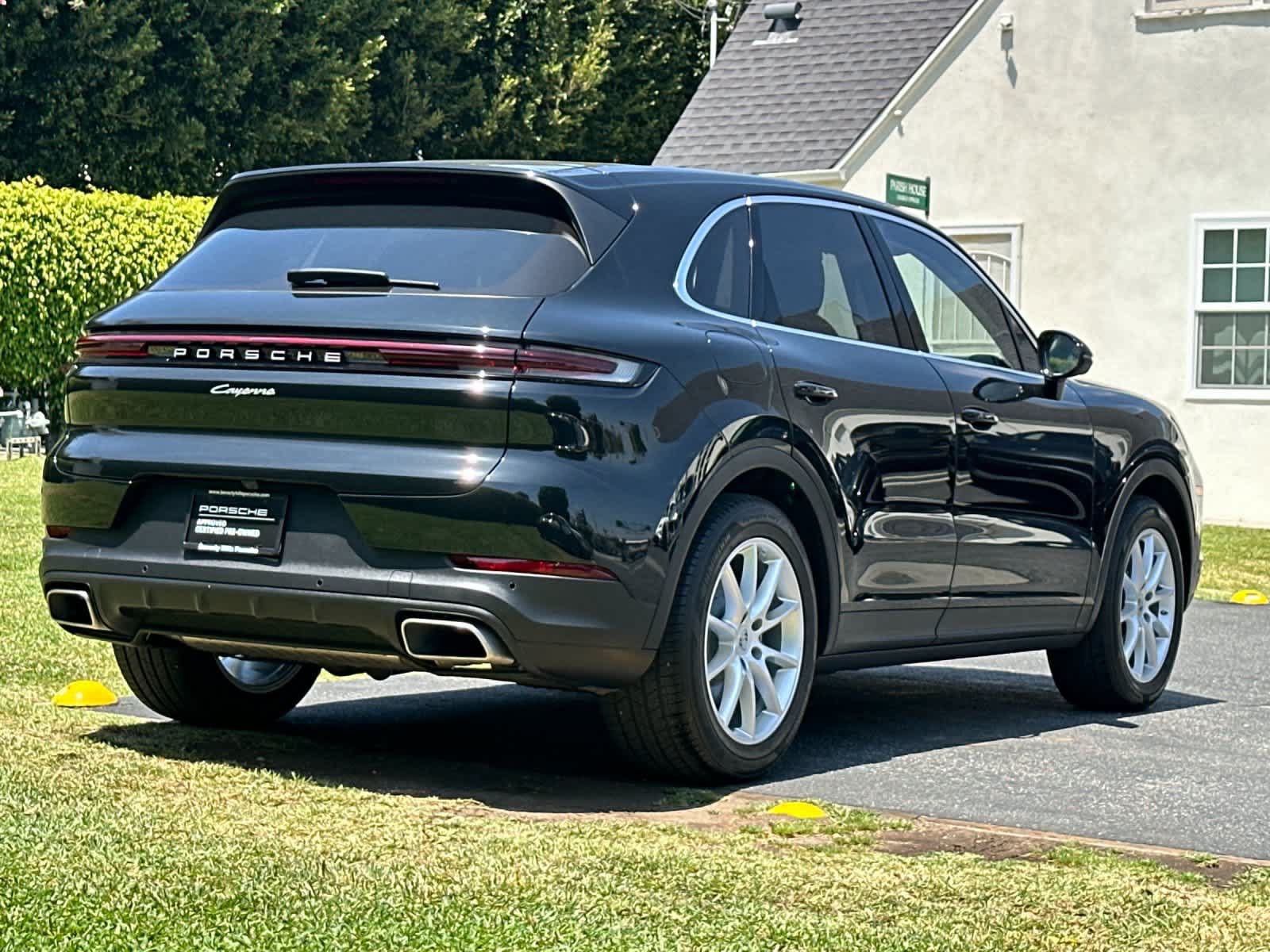 Certified 2025 Porsche Cayenne AWD/4WD image 8