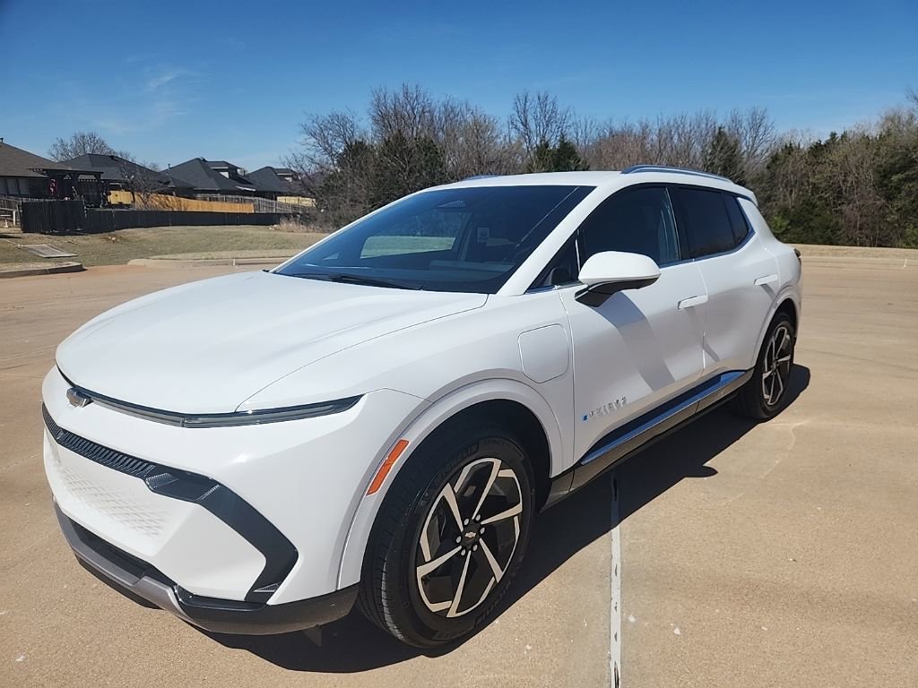 Certified 2025 Chevrolet Equinox EV LT w/ Convenience Package image 2