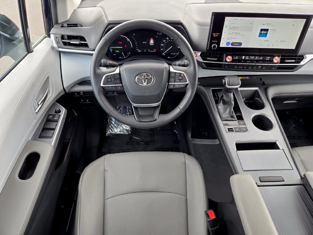 Used 2025 Toyota Sienna XLE FWD image 13