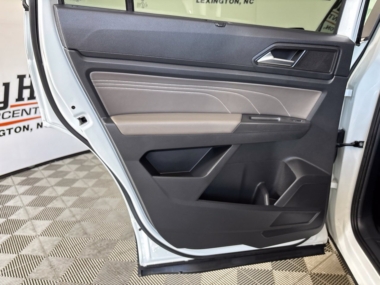 Used 2023 Volkswagen Atlas SE w/ Panoramic Sunroof Package AWD/4WD image 22