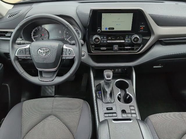 Used 2024 Toyota Highlander LE image 4