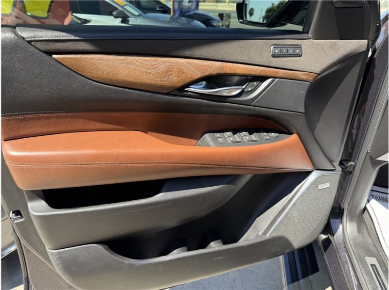 Used 2018 Cadillac Escalade Premium Luxury AWD/4WD image 16