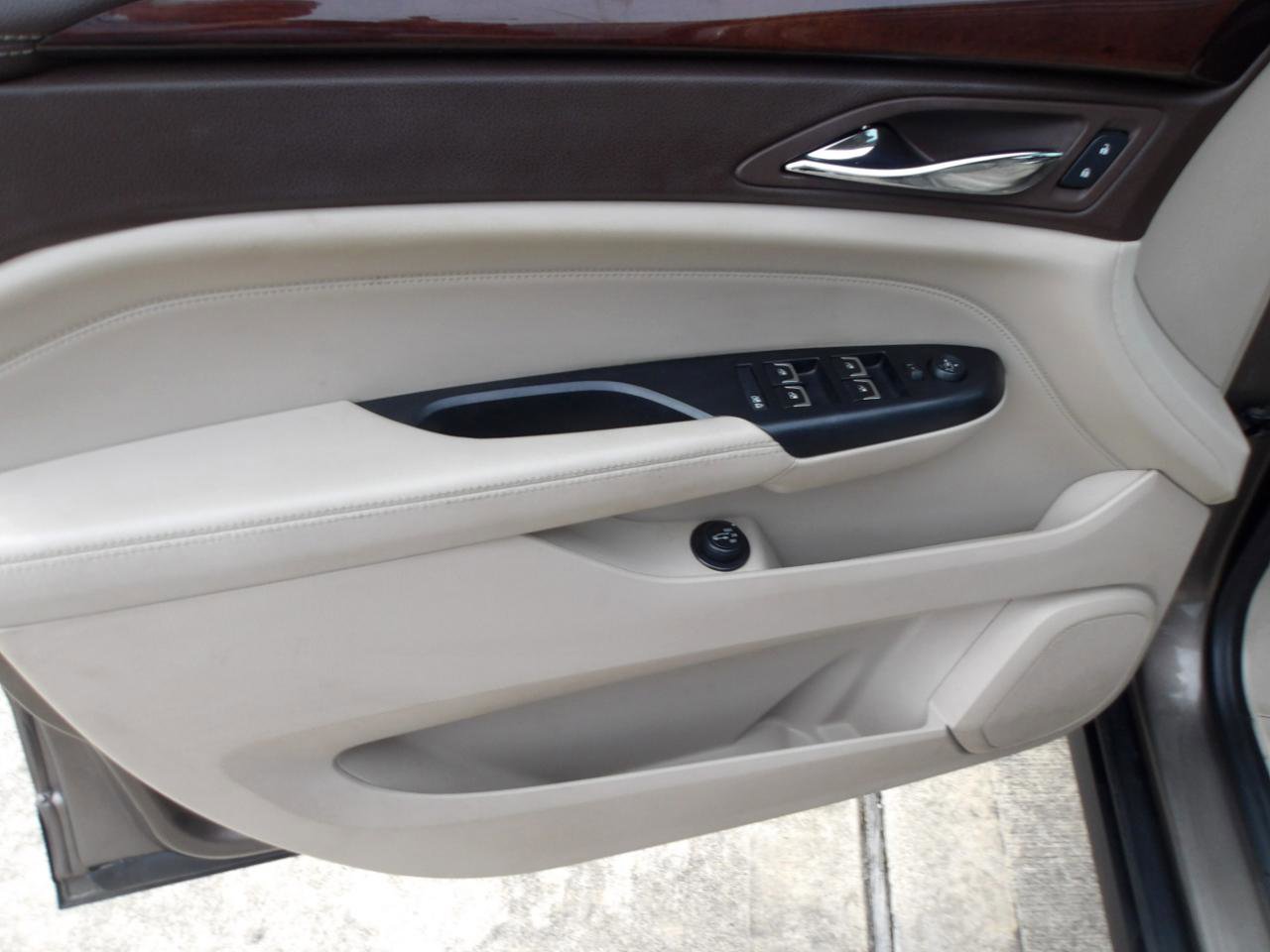 Used 2014 Cadillac SRX Luxury w/ Driver Awareness Package FWD image 18