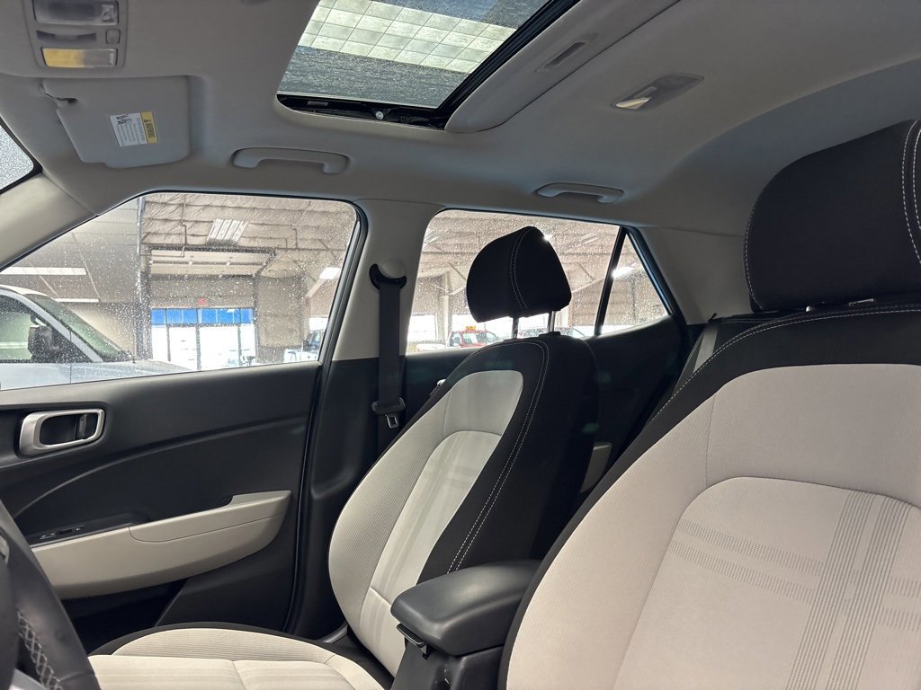 Used 2025 Hyundai Venue SEL image 23