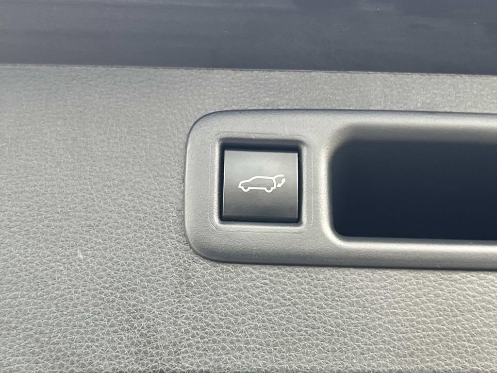 Used 2024 Toyota Highlander LE image 10