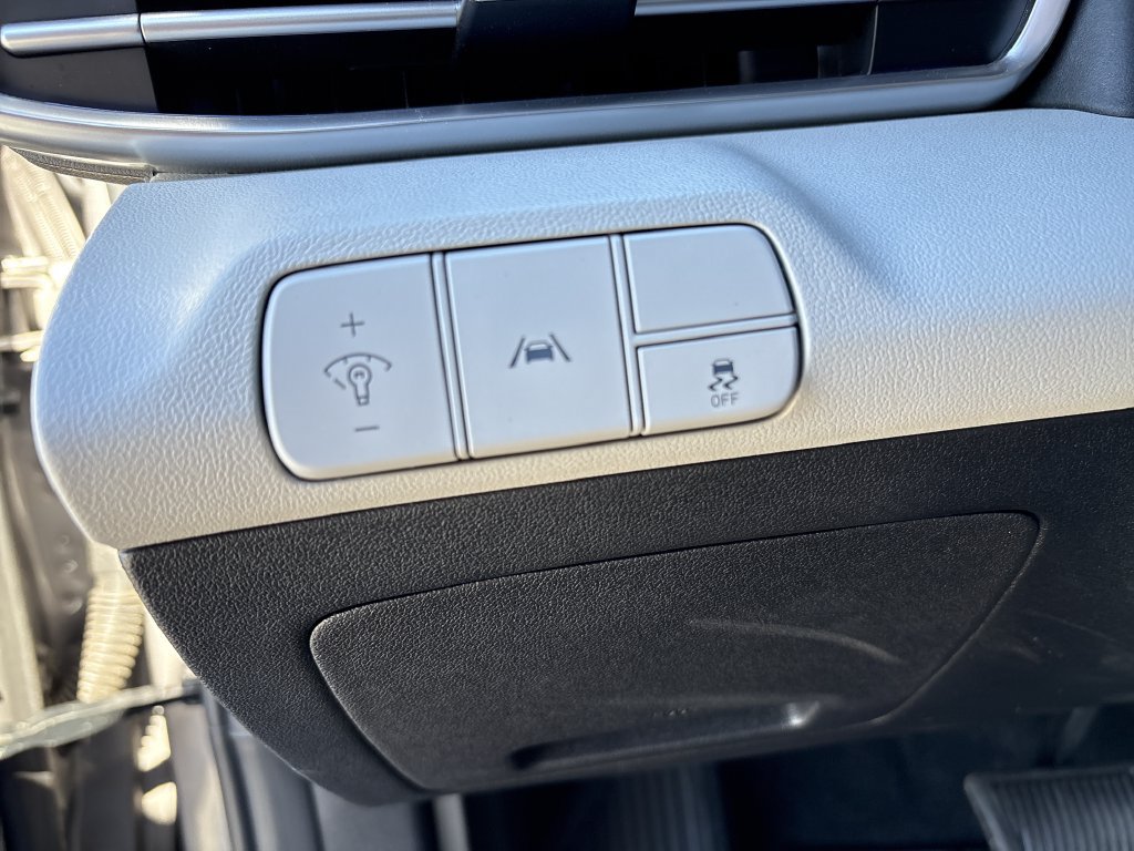 Used 2023 Hyundai Elantra Limited FWD image 19