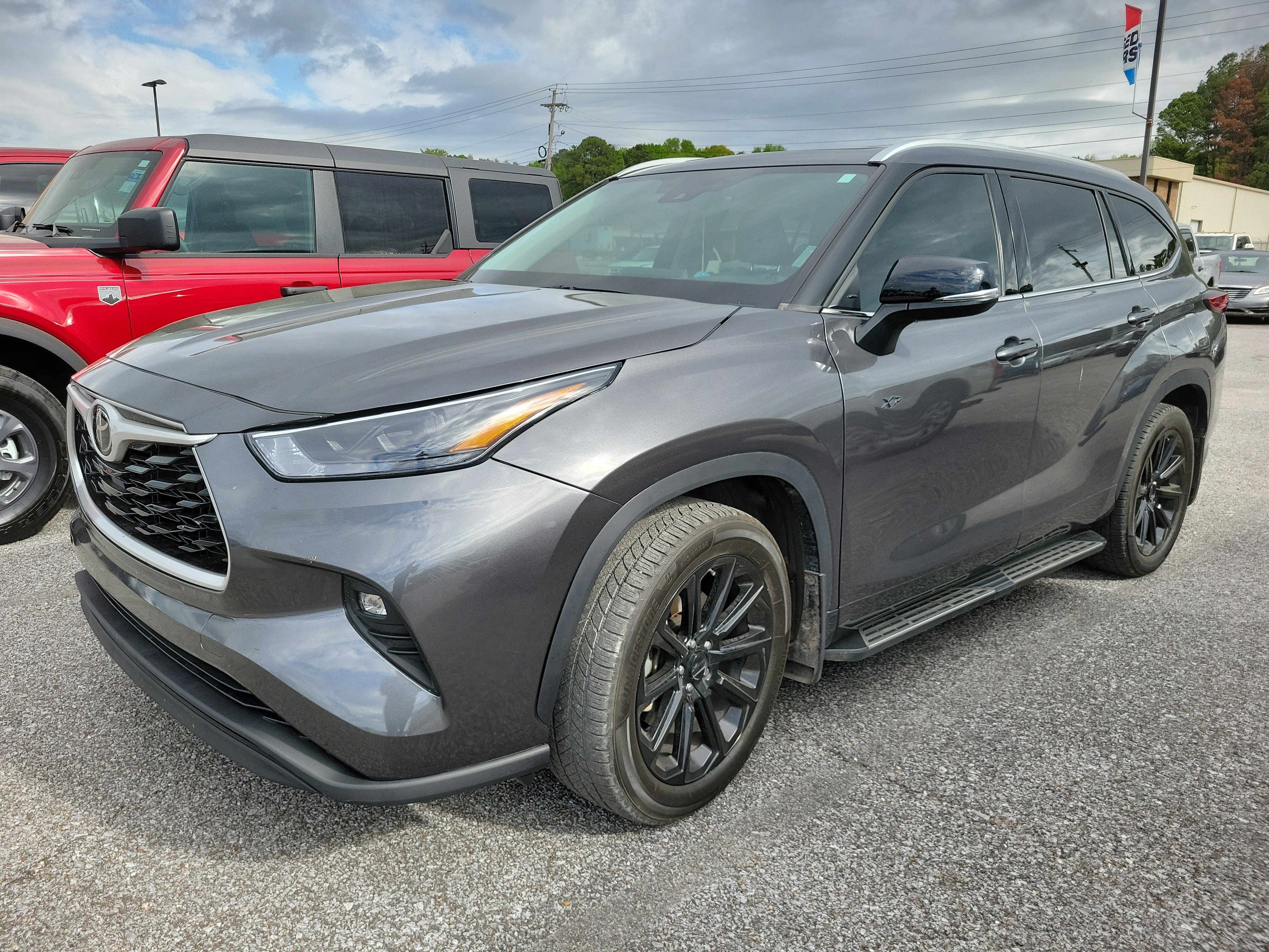 Used 2022 Toyota Highlander XLE image 3