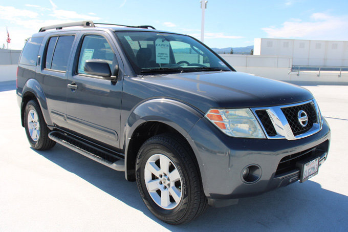 Used 2010 Nissan Pathfinder SE AWD/4WD image 2