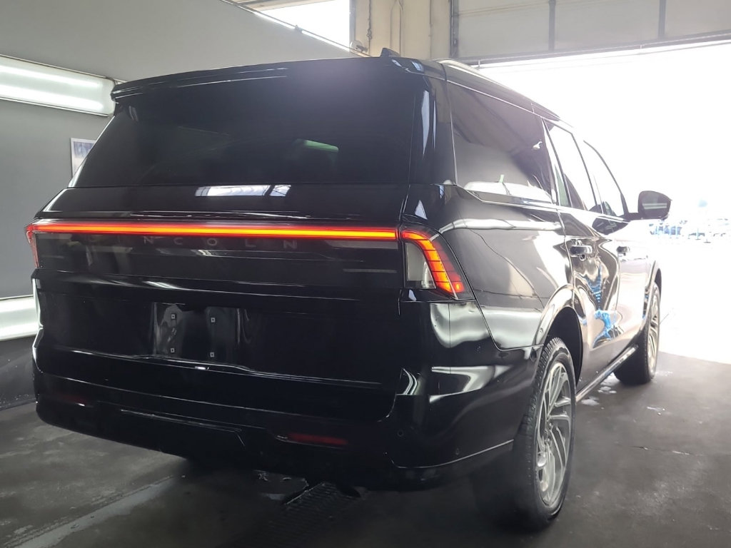 Used 2025 Lincoln Navigator Reserve AWD/4WD image 9