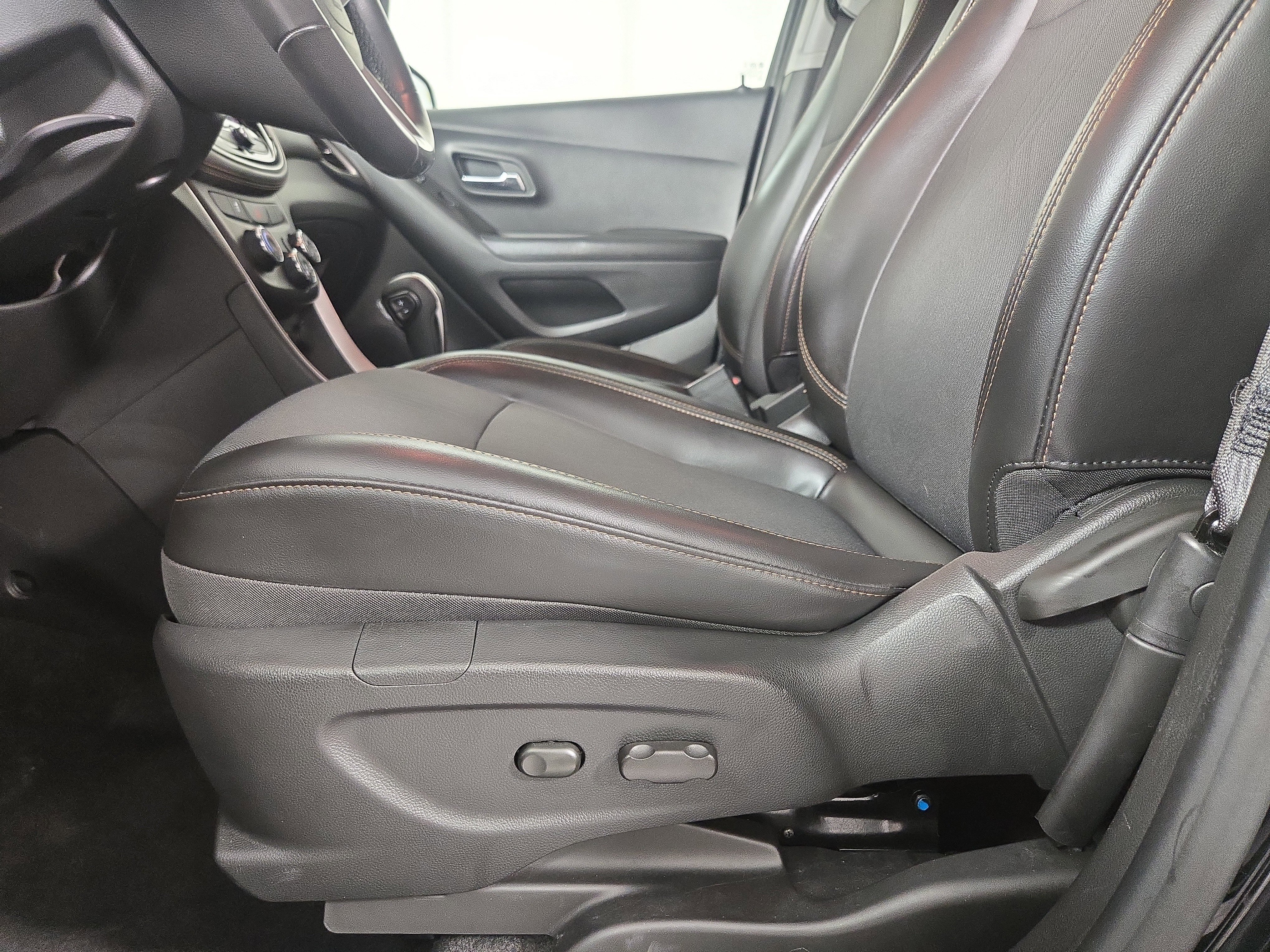 Certified 2022 Chevrolet Trax LT w/ Midnight Edition image 27