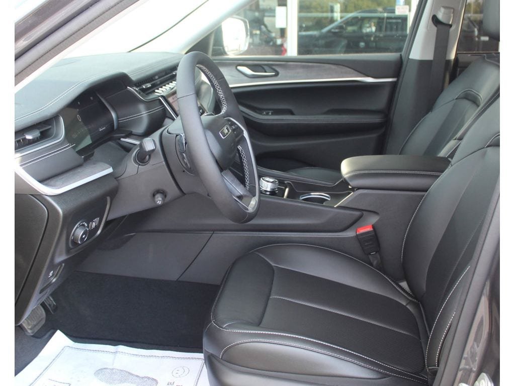 New 2023 Jeep Grand Cherokee Limited w/ Luxury Tech Group II RWD image 25