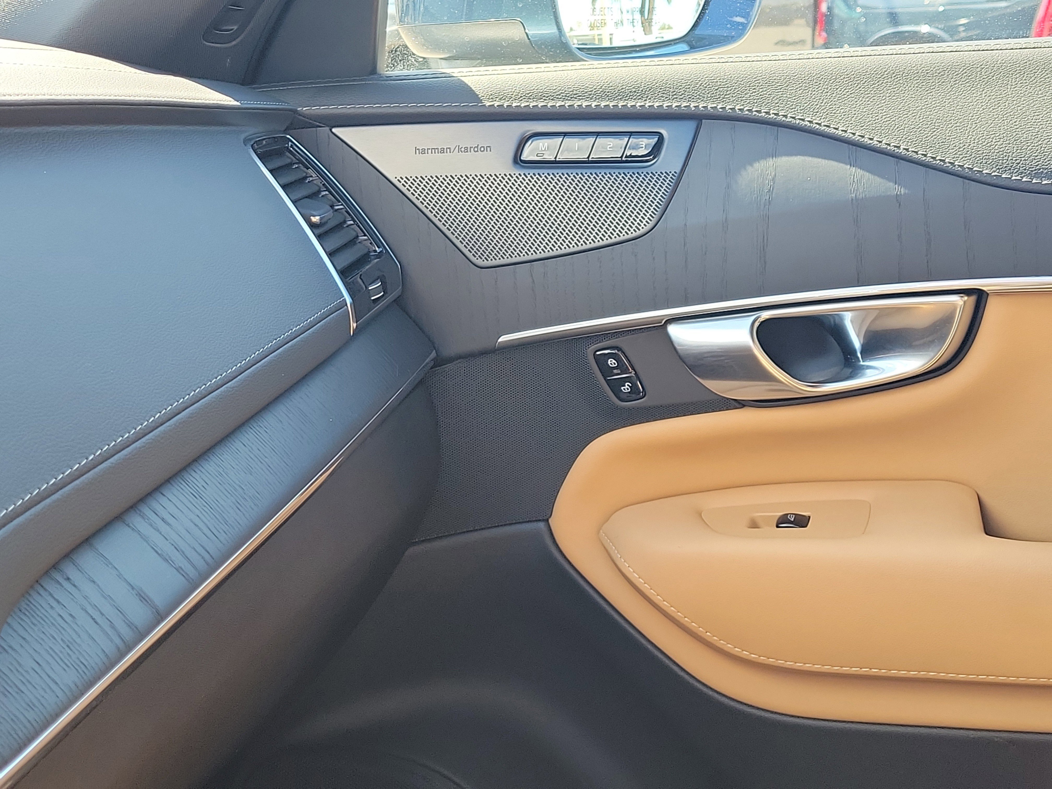 Used 2025 Volvo XC90 T8 Ultra w/ Protection Package Premier image 31