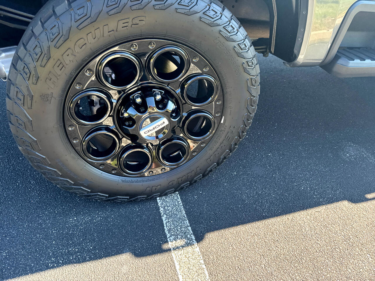 Used 2023 Ford F250 Lariat w/ Black Appearance Package image 26