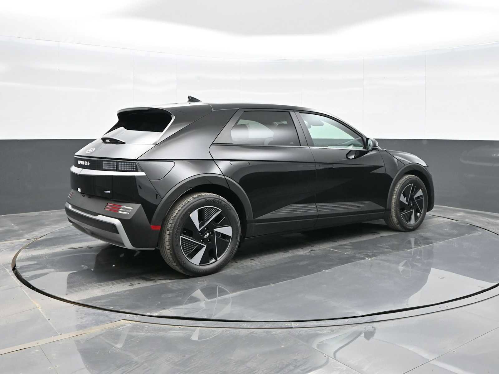 New 2025 Hyundai Ioniq 5 SE image 8