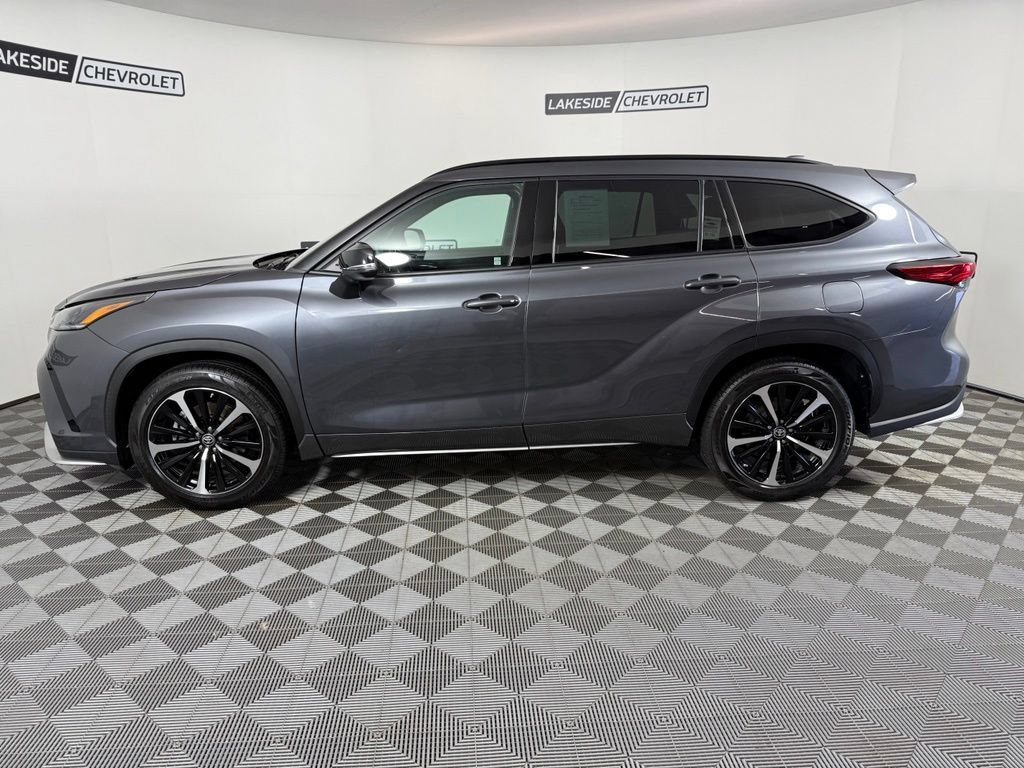 Used 2021 Toyota Highlander XSE AWD/4WD image 3