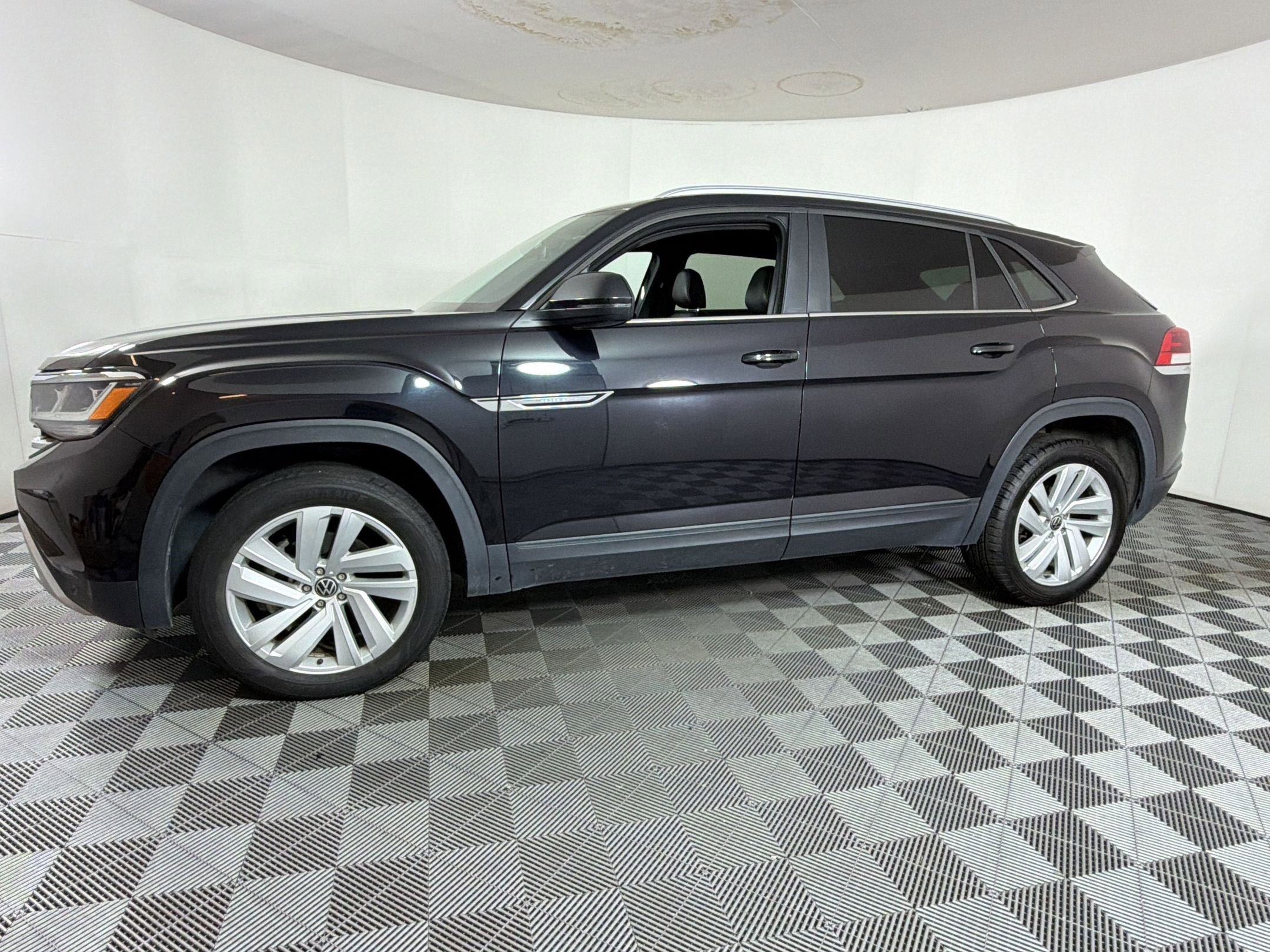 Used 2021 Volkswagen Atlas Cross Sport SE image 2