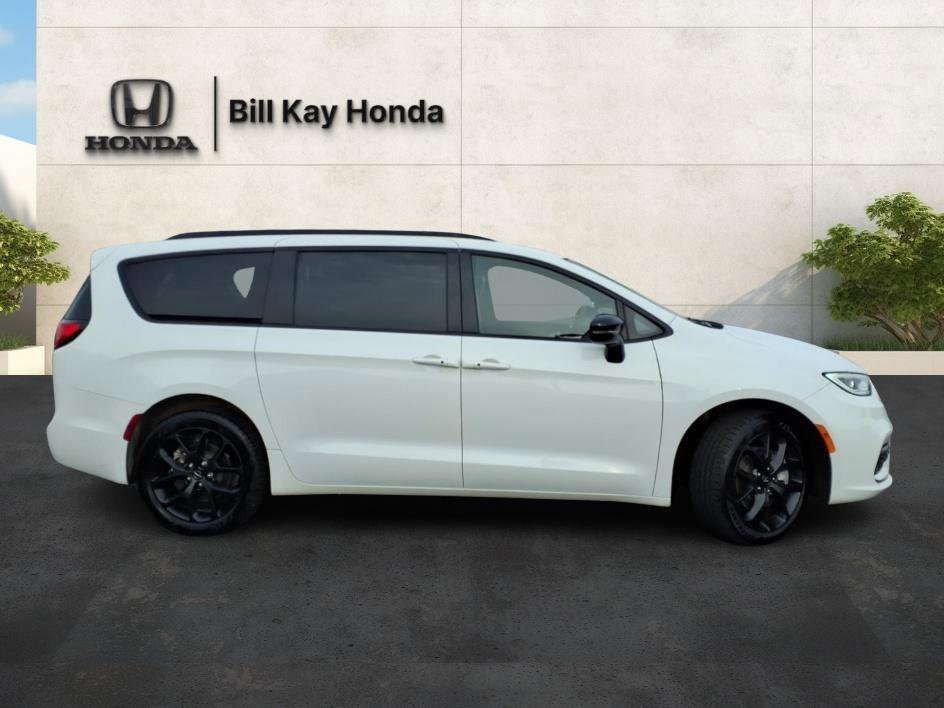 Used 2023 Chrysler Pacifica Limited w/ S Appearance Package image 2