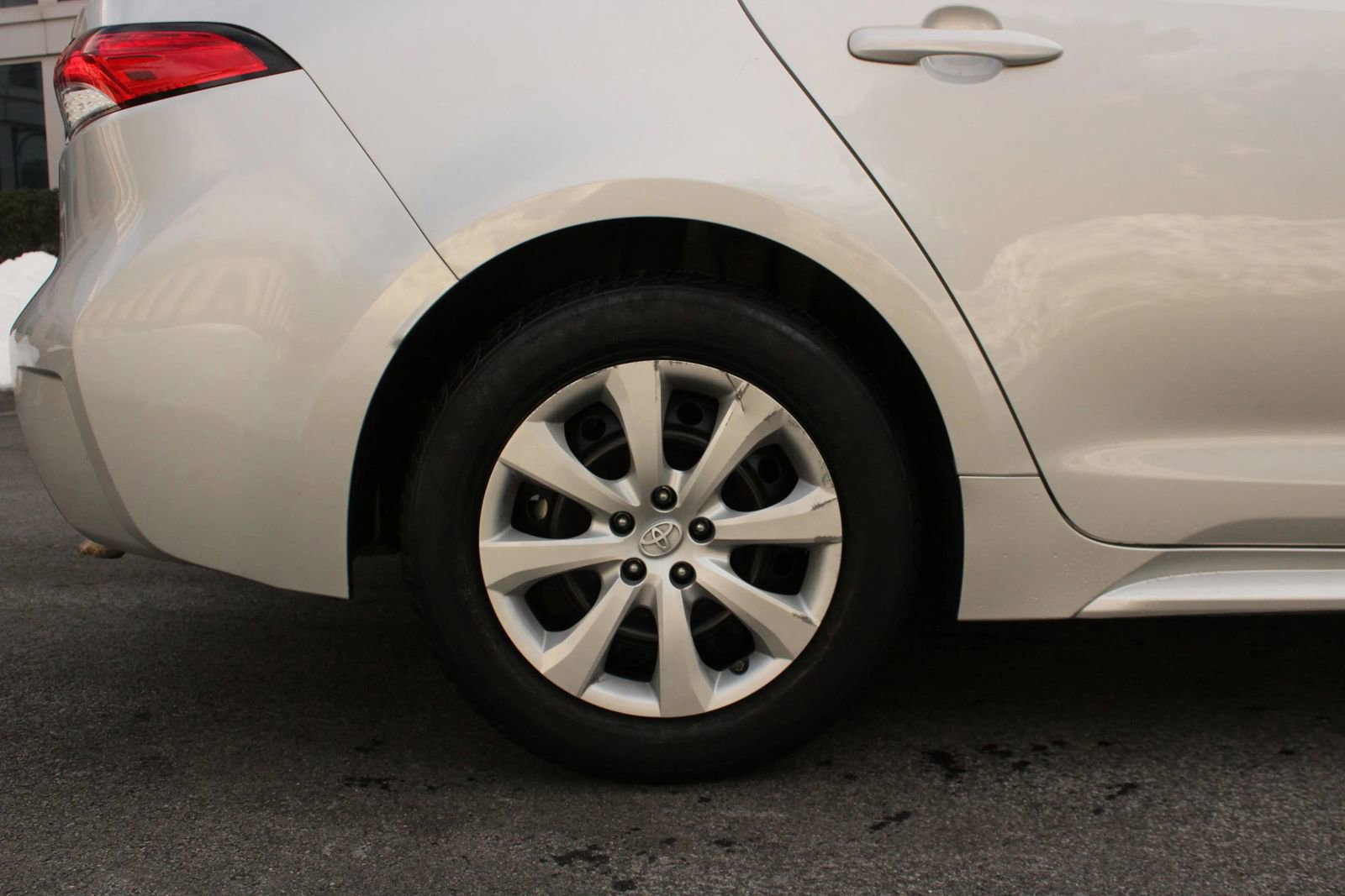 Used 2021 Toyota Corolla LE image 5