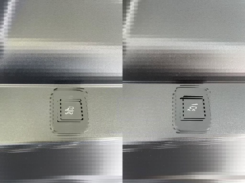 New 2025 Land Rover Range Rover SE image 35