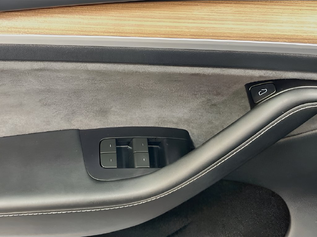 Used 2024 Tesla Model Y Long Range AWD/4WD image 17