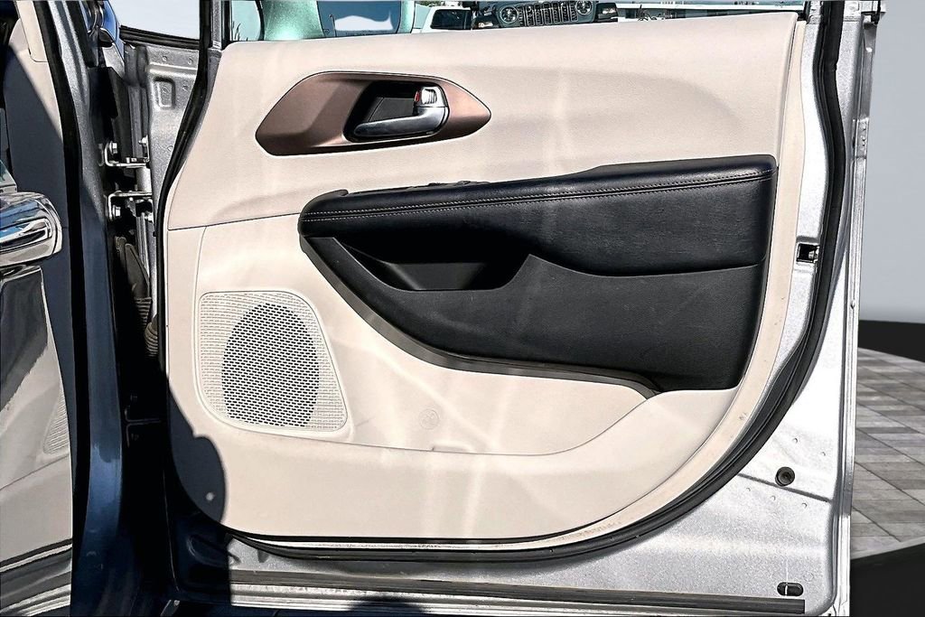 Used 2018 Chrysler Pacifica Touring-L image 15