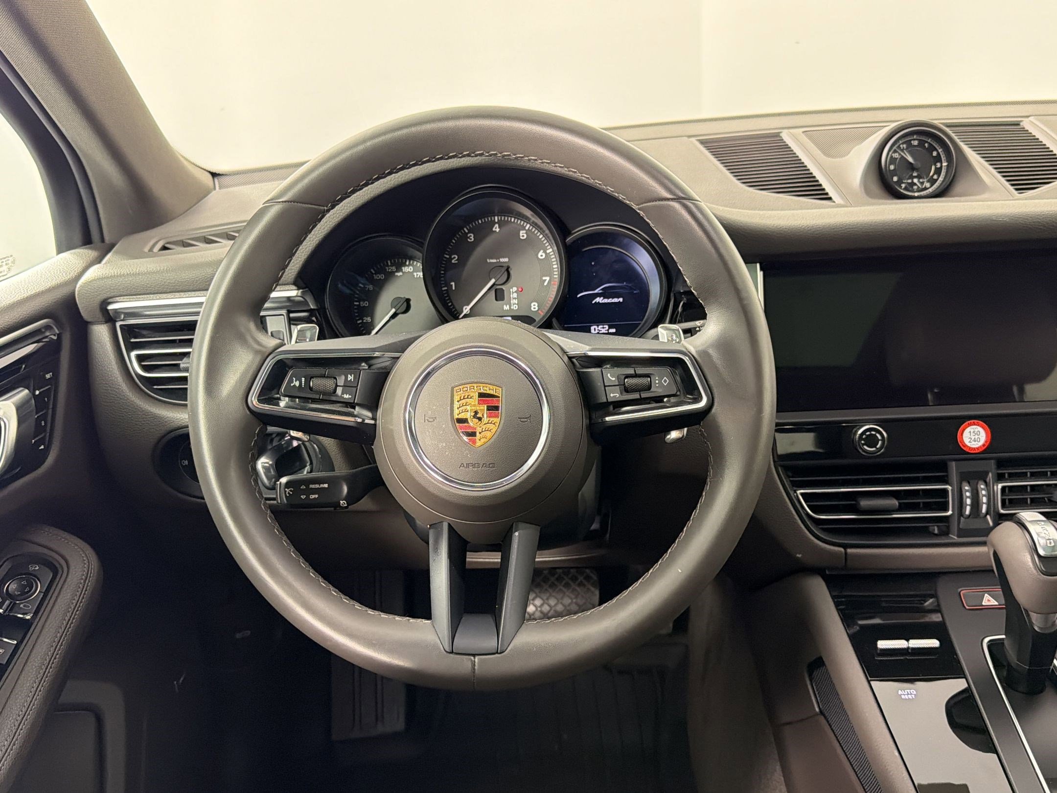 Certified 2022 Porsche Macan AWD/4WD image 4