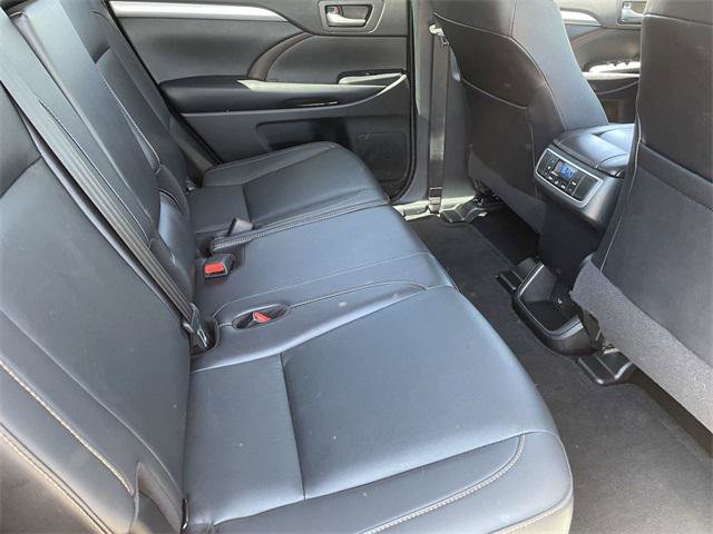 Used 2019 Toyota Highlander XLE FWD image 14