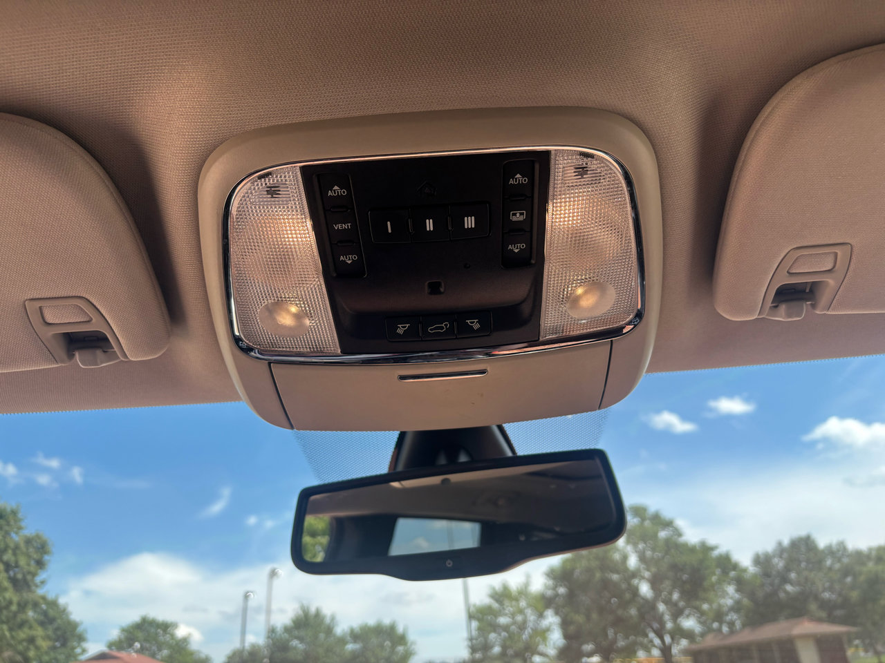 Used 2011 Jeep Grand Cherokee Overland Summit image 21