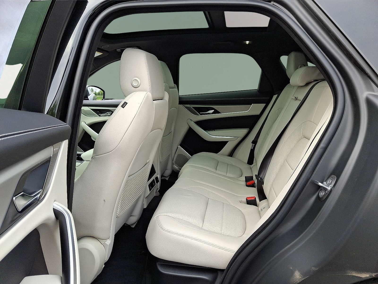 New 2026 Jaguar F-PACE R-Dynamic S image 8